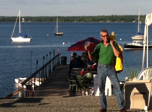 Fresh lobstahs, cold beyah AND a gaw-juss view: they do dinnah right Down East!