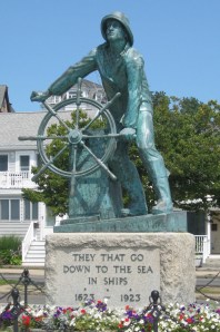 The famous bronze memorial was unveiled in 1923.